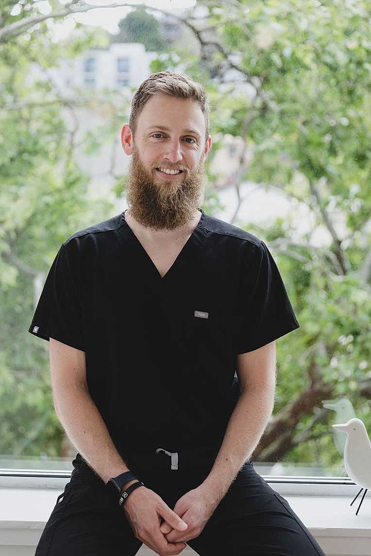 Refine anti-aging medicine & aesthetics staff